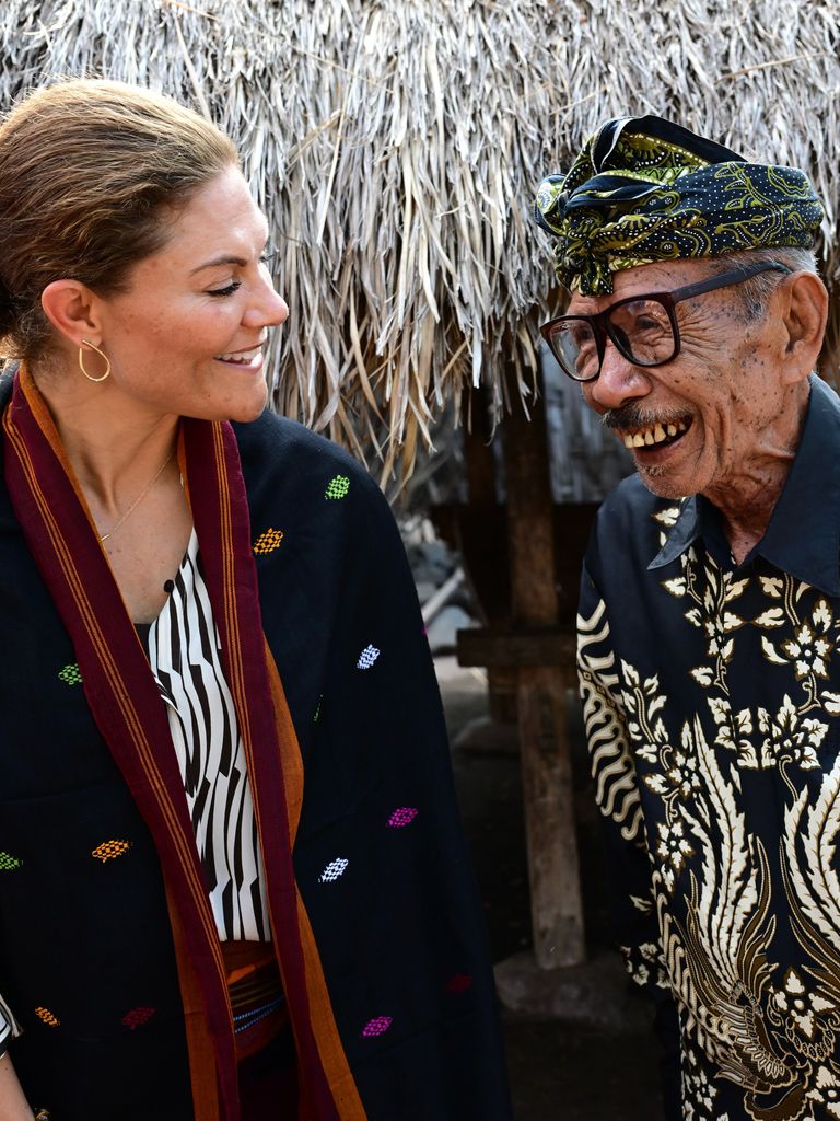 Victoria de Suecia en un poblado de Indonesia