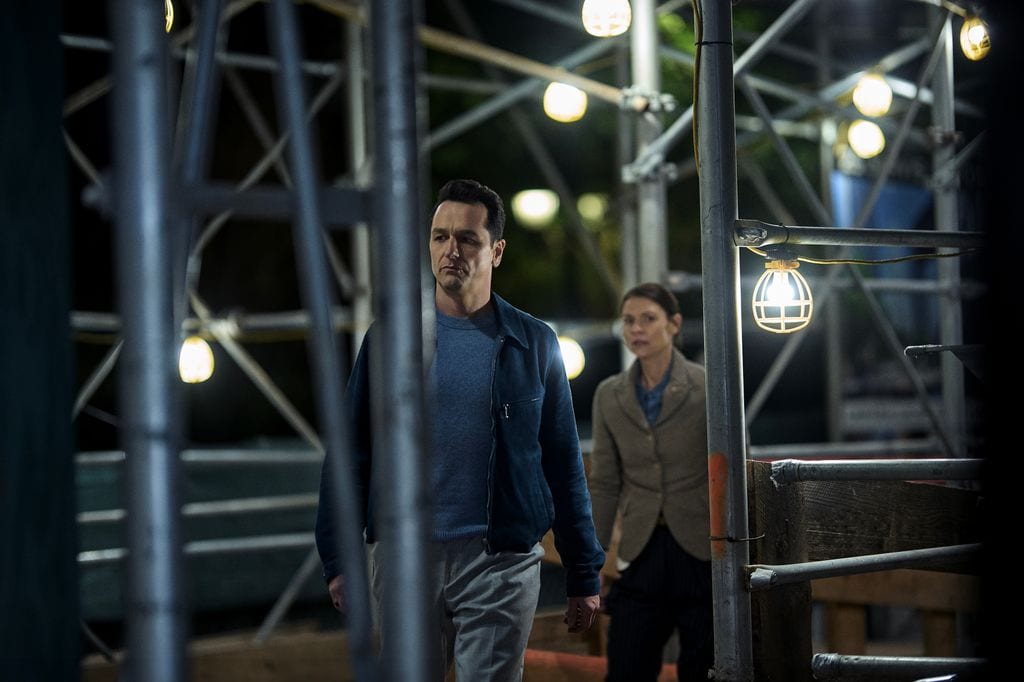 Aggie se obsesiona con la llegada de su vecino Nile Jarvis, por el que siente una mezcla de inquietud y curiosidad