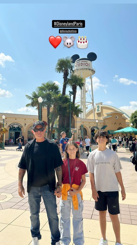 Alejandro Sanz compartió un lindo posado desde Disney París con Alma y Dylan.