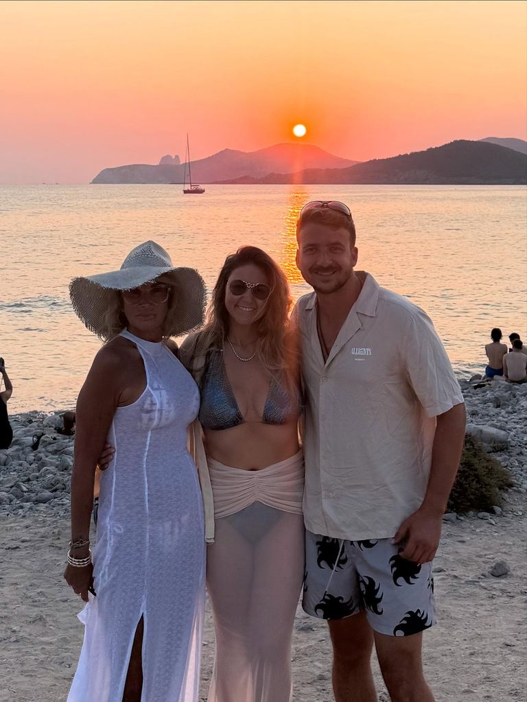 Adela Micha posó junto a su hija y su yerno desde la playa