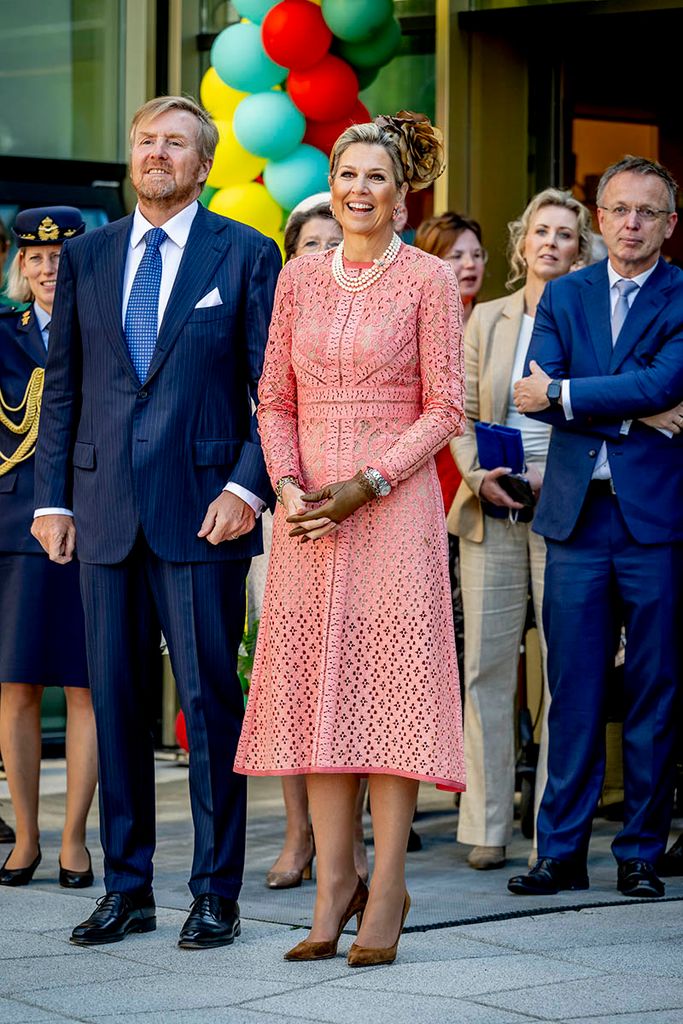 Máxima de Holanda sorprende con un extravagante look de encaje y tocado gigante