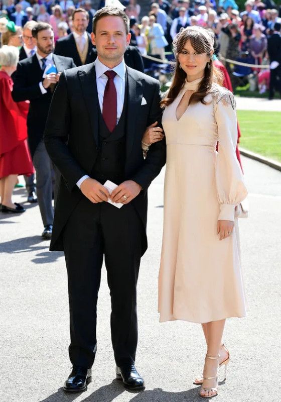 Patrick J.Adams y Troian Bellisario en la boda de los Sussex