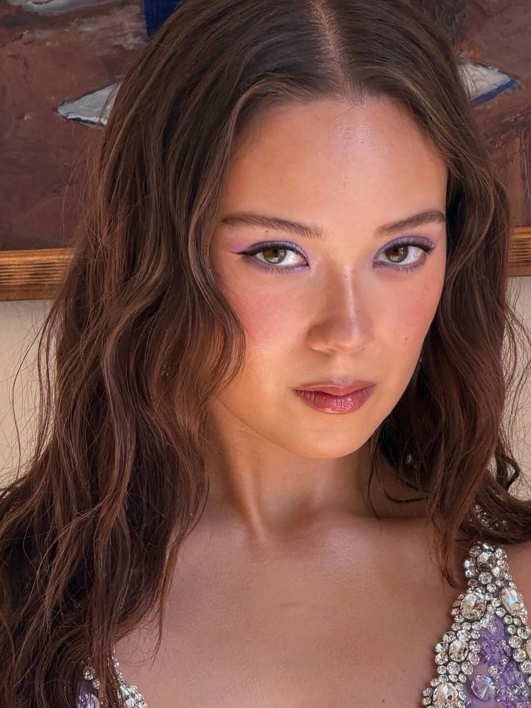 Laufey lleva maquillaje en tonos lavanda 