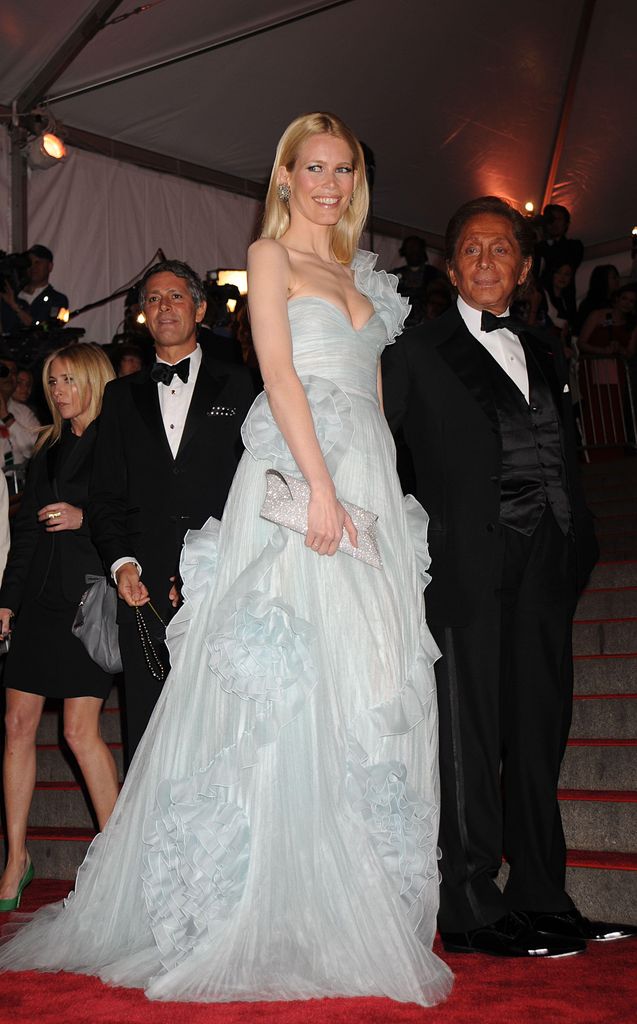 Claudia Schiffer recordó los comentos que vivió junto al diseañdor italiano Valentino