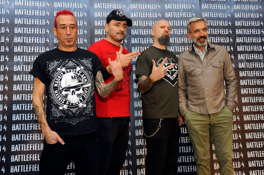 El actor Imanol Arias con el grupo Def Con Dos.