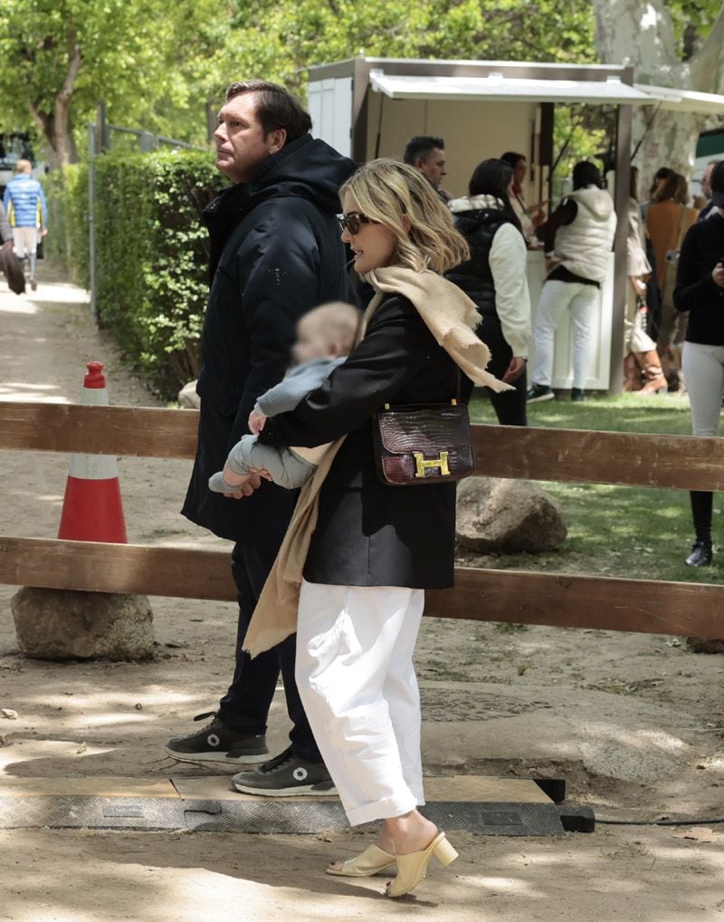 Marta Ortega estrena en la hípica unos vaqueros blancos de Zara y sandalias de piel muy originales