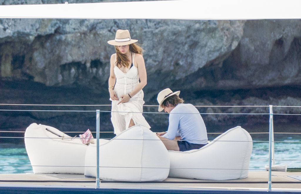 Tom Cruise y Ana de Armas fueron vistos disfrutando de un paseo a bordo de un yate en Menorca. 