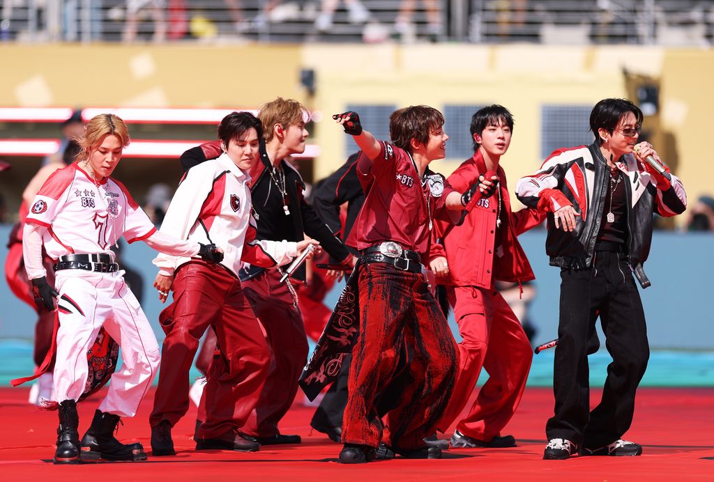 RM, Jin, Suga, J-Hope, Jimin, V y Jung Kook de BTS en el show del Medio Tiempo de la Final del Mundial 2026.