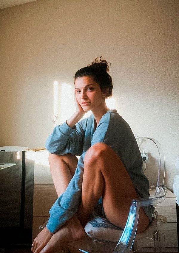 Abril García con sudadera 