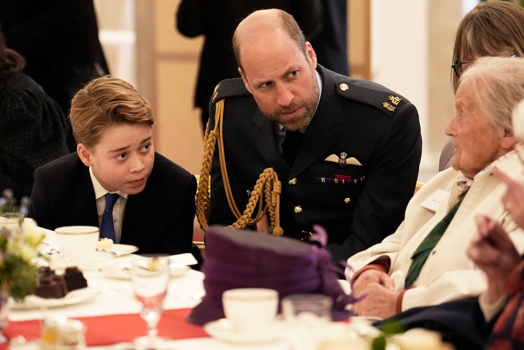 El príncipe George saludando en la fiesta del té en homenaje a veteranos de guerra