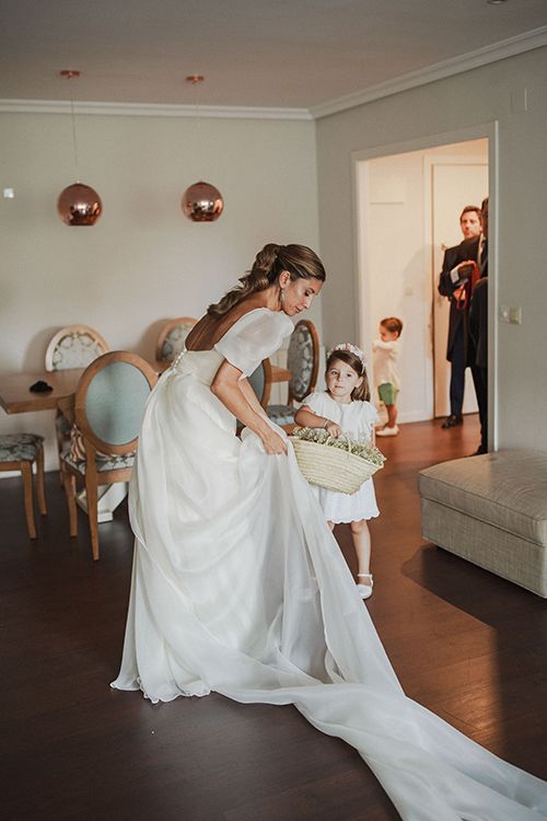 Vestido de novia con cola extraíble