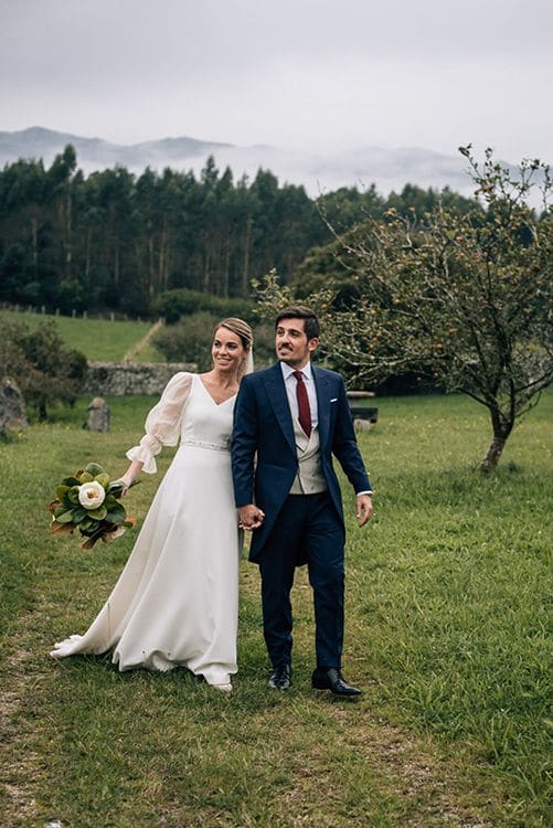 Novios en boda en el campo
