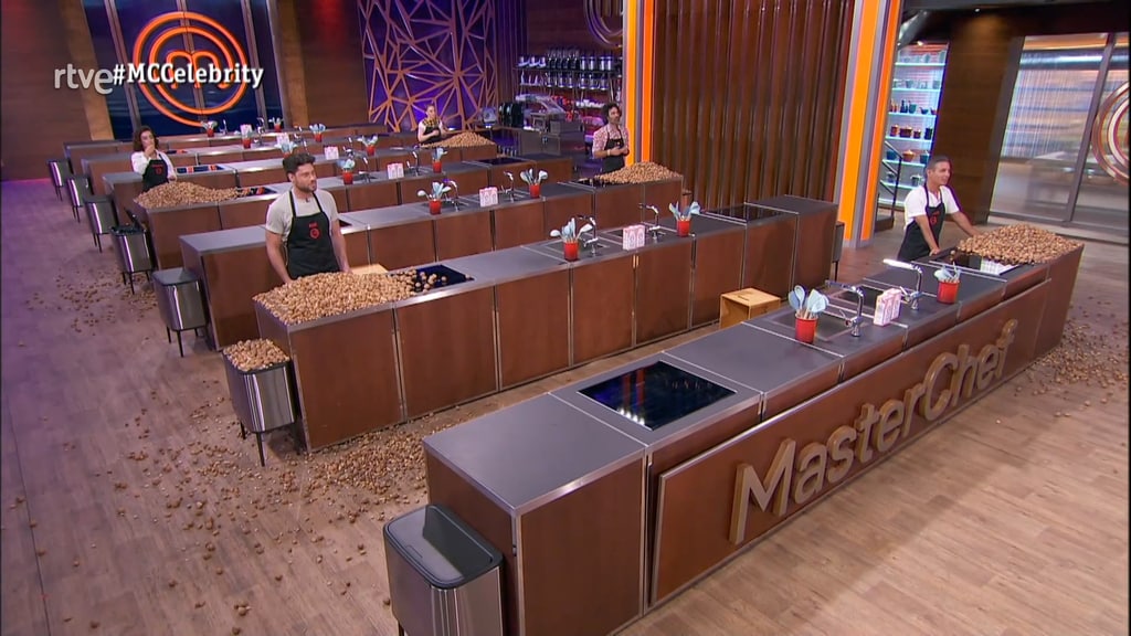 Plano general de Concursantes de MasterChef Celebrity 9 en medio de una prueba