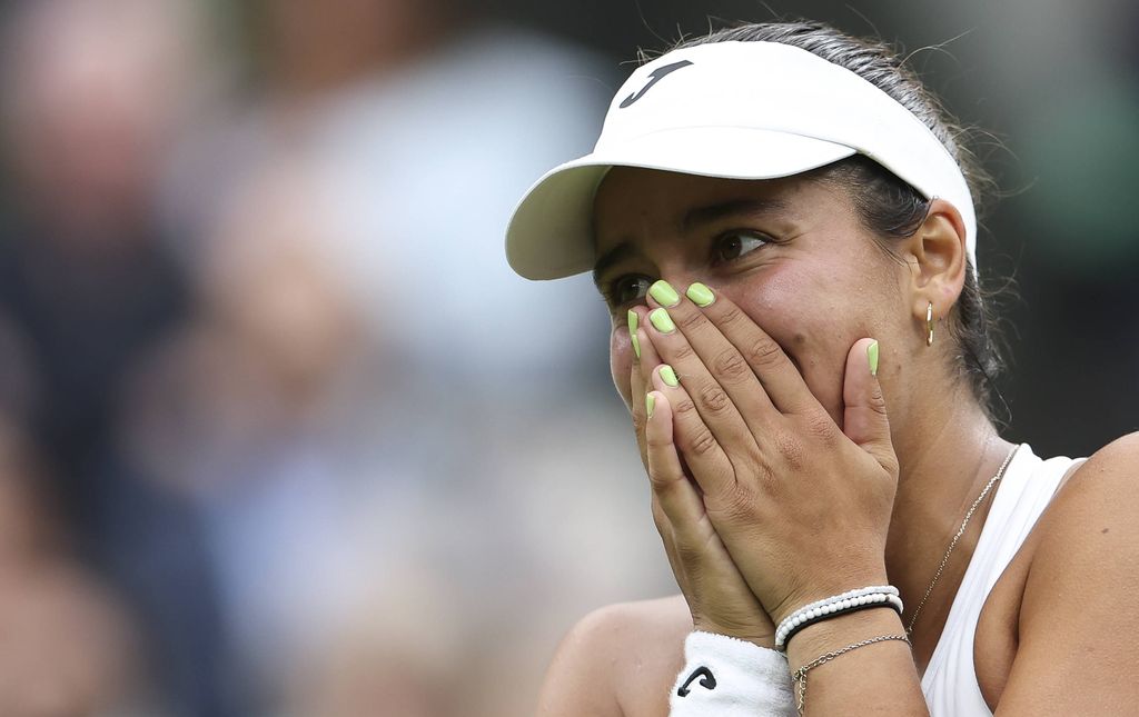 La tenista española Jessica Bouzas celebra la victoria tras vencer a la vigente campeona de Wimbledon, la checa Marketa Vondrousova, el 2 de julio de 2024