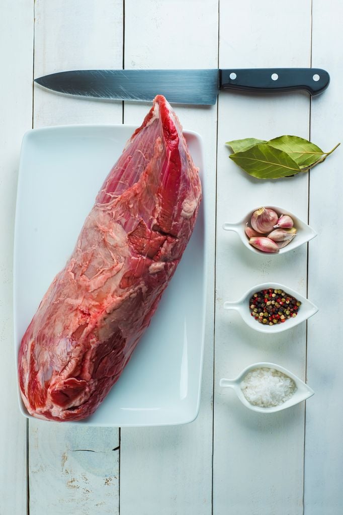 El redondo de ternera es un corte cilíndrico y magro que se encuentra en la parte trasera de la pierna del animal, específicamente en la cara externa del muslo, entre la tapa y la contra.