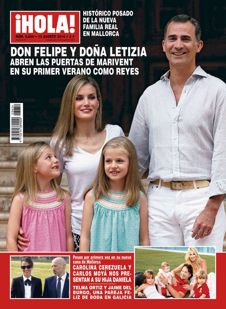 Los reyes Felipe y Letizia con sus hijas en la portada de ¡HOLA!