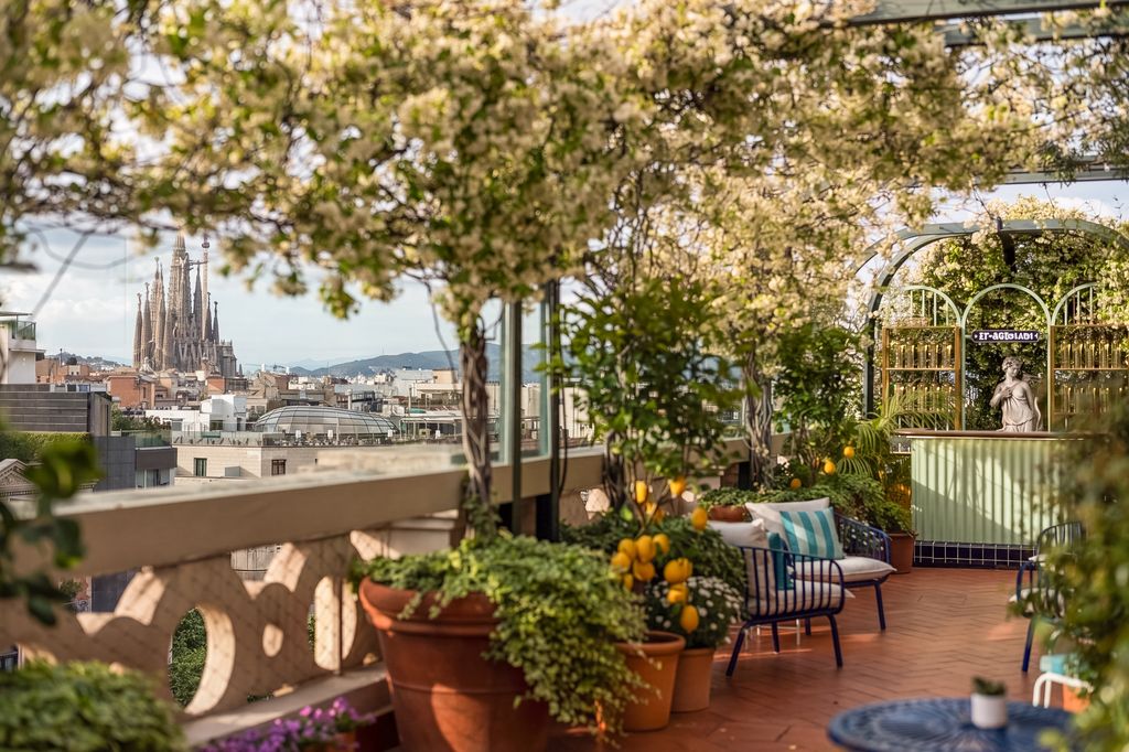 El Palace Barcelona lleva el universo gaudiniano al rooftop con cócteles inspirados en mosaicos modernistas(1)
