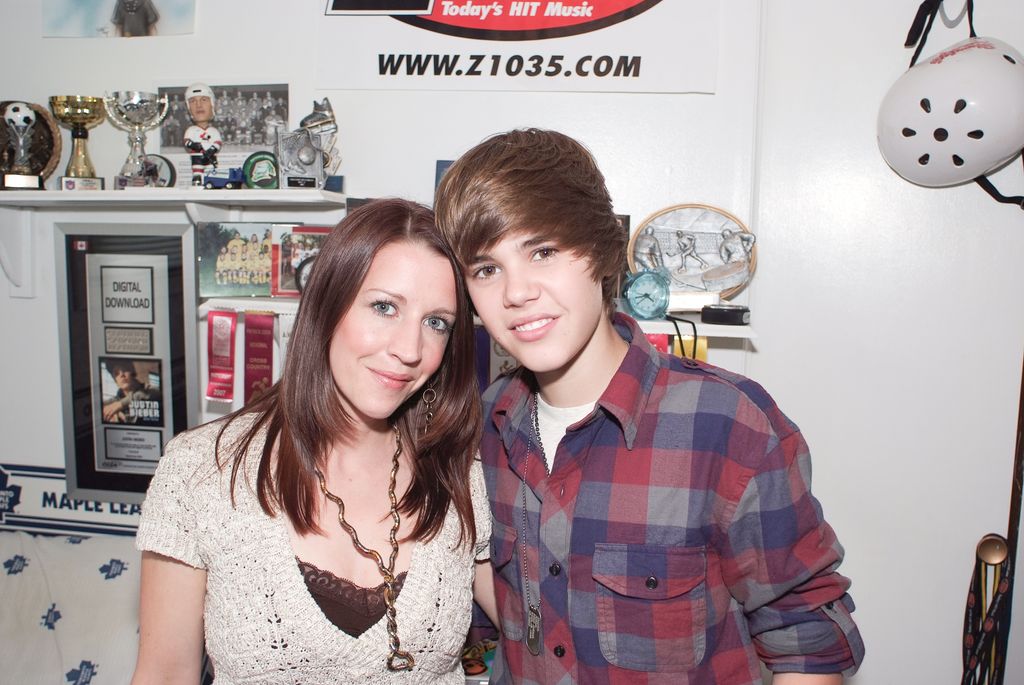 Pattie Mallette, mamá de Justin Bieber, junto al cantante durante los inicios de la carrera del ícono del pop 