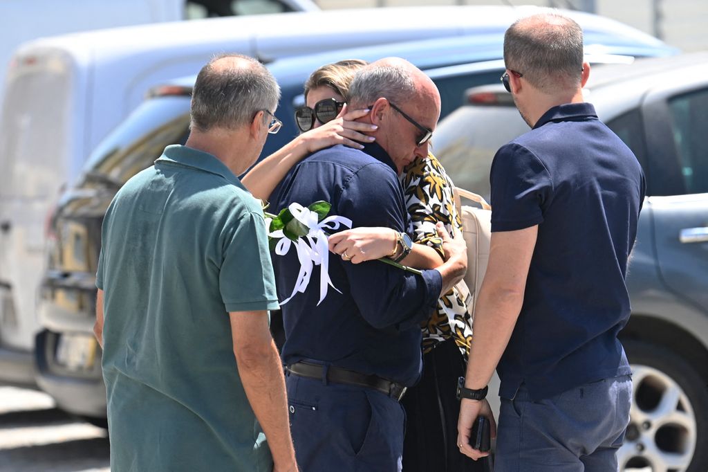 El padre del futbolista del Liverpool Diogo Jota y de André Silva recibe el abrazo de sus seres queridos en  Gondomar, la localidad portuguesa donde se instalará el velatorio
