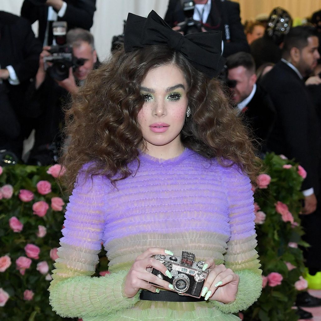 plano medio de hailee steinfeld con clutch de judith leiber