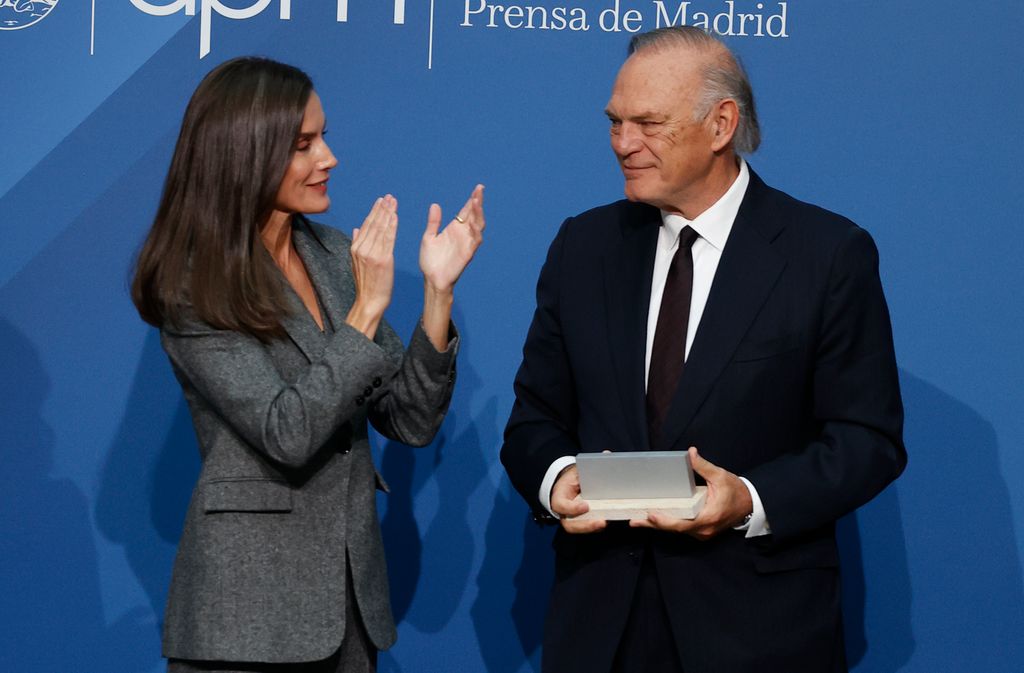Plano medio de la Reina Letizia entregando un premio a Pedro Piqueras