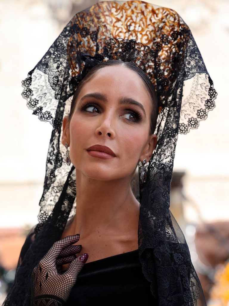 La influencer Rocío Osorno, con mantilla, en la Semana Santa de Sevilla.