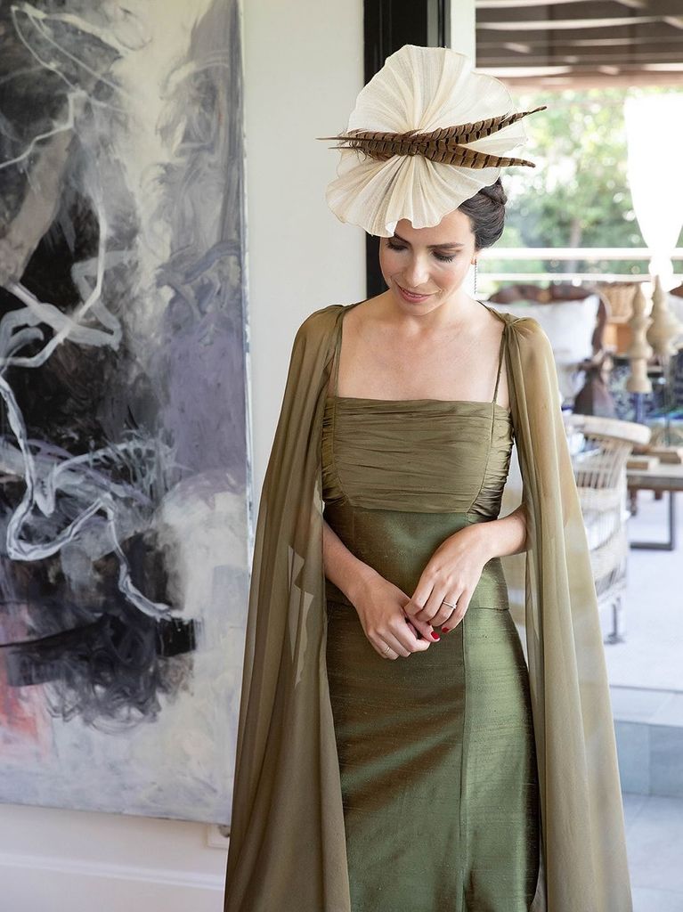 Madrinas de boda con capa y tocado