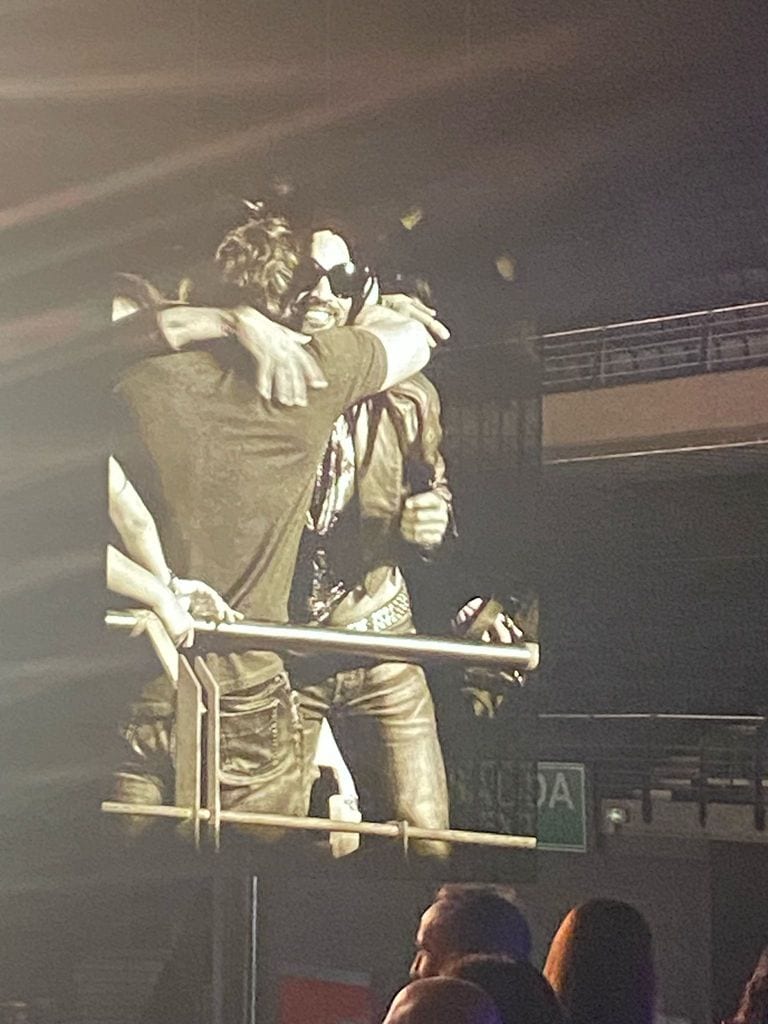 Javier Bardem abraza a Lenny Kravitz en el concierto que acaba de ofrecer en Madrid