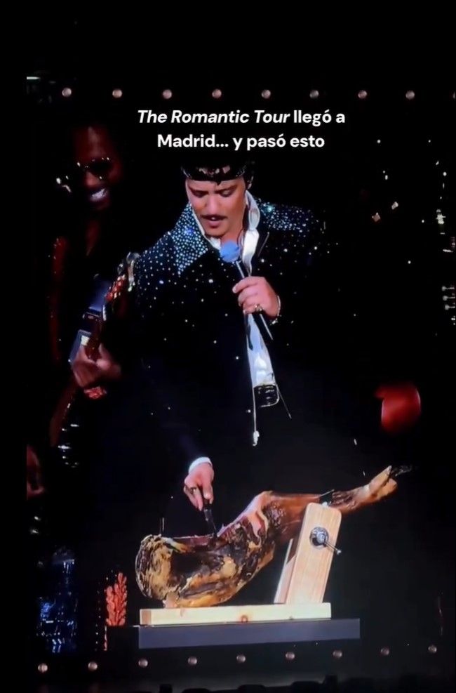 Bruno Mars corta un jamón en pleno concierto en Madrid