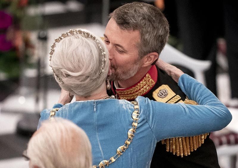 Federico de Dinamarca besa a su madre, la reina Margarita