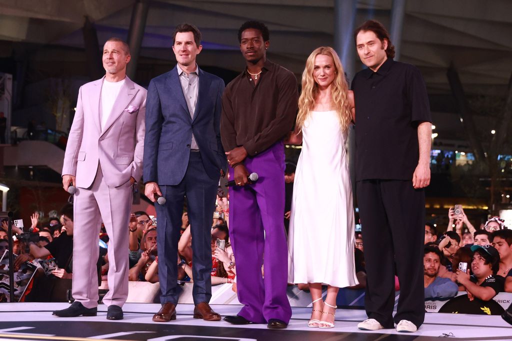 De izq. a der., Brad Pitt, Joseph Kosinski, Damson Idris, Kerry Condon y Jeremy Kleiner en el evento de 'F1: La película', en la Ciudad de México.