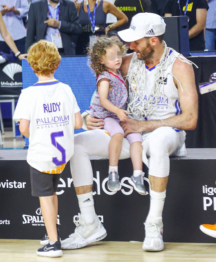 Rudy Fernández con sus hijos