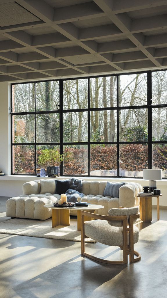 Salón con sofá acolchado de color blanco