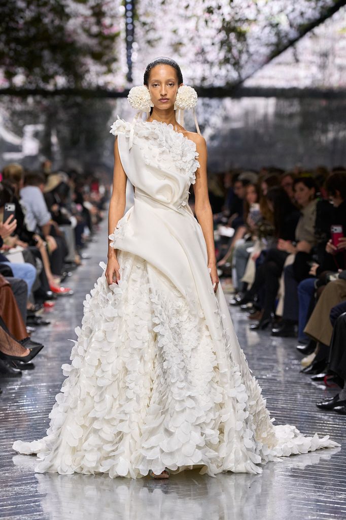 La primera propuesta nupcial de Jonathan Anderson para Dior.