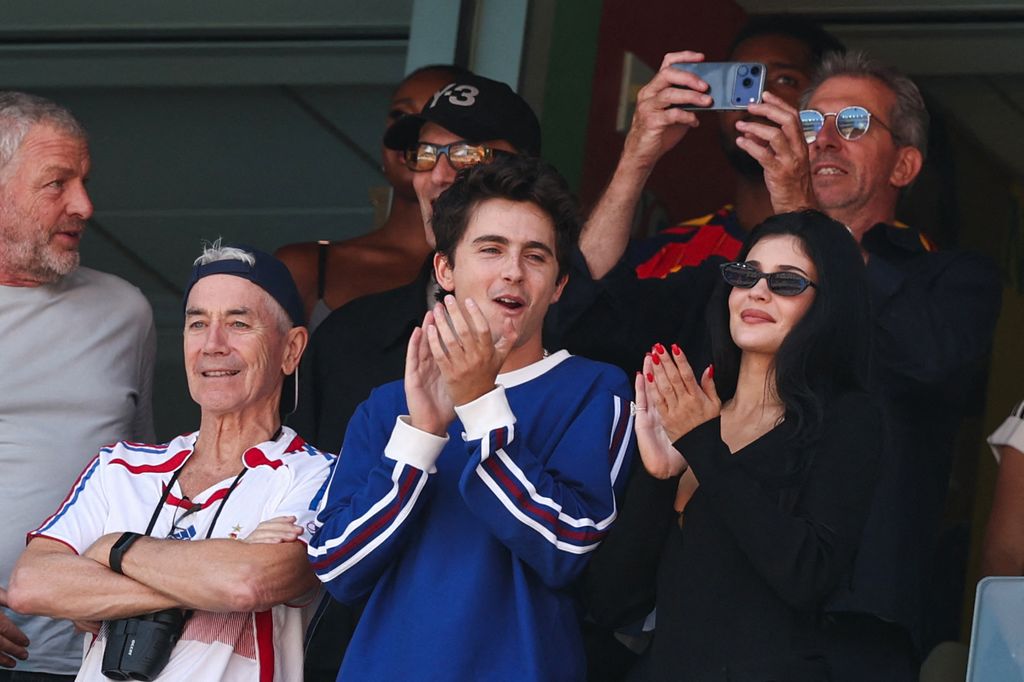 Timothee Chalamet y Kylie Jenner (R), junto a Marc Chalamet en la Final de la Copa del Mundo, en el Estadio Nueva York Nueva Jersey en East Rutherford, el 19 de julio de 2026.