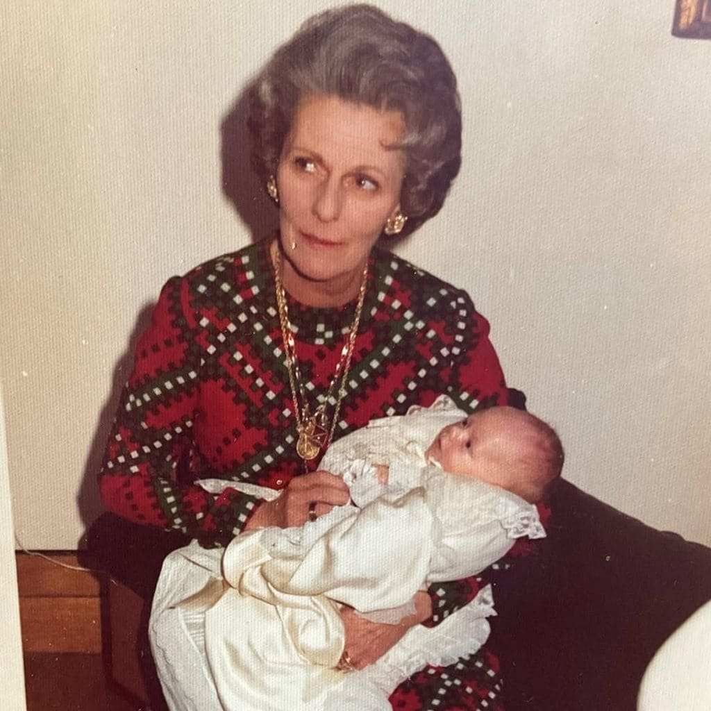 Rosalind Cubitt, madre de la reina Camilla, con su nieto, Tom Parker-Bowles