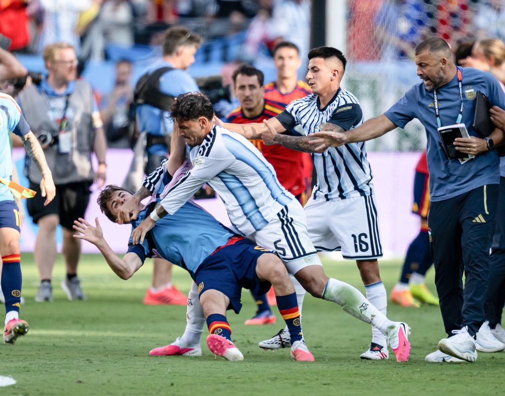 Los ánimos se calentaron en la cancha del Estadio New Jersey, con un encuentro físico entre Leandro Paredes de Argentina y Gavi de España