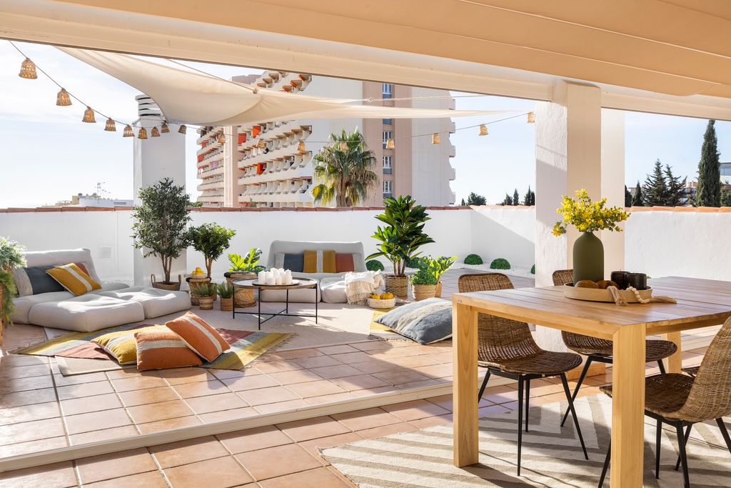 Terraza decorada con alfombras. 