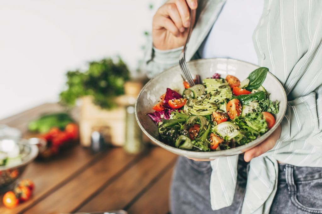 mujer con una ensalada en un bol