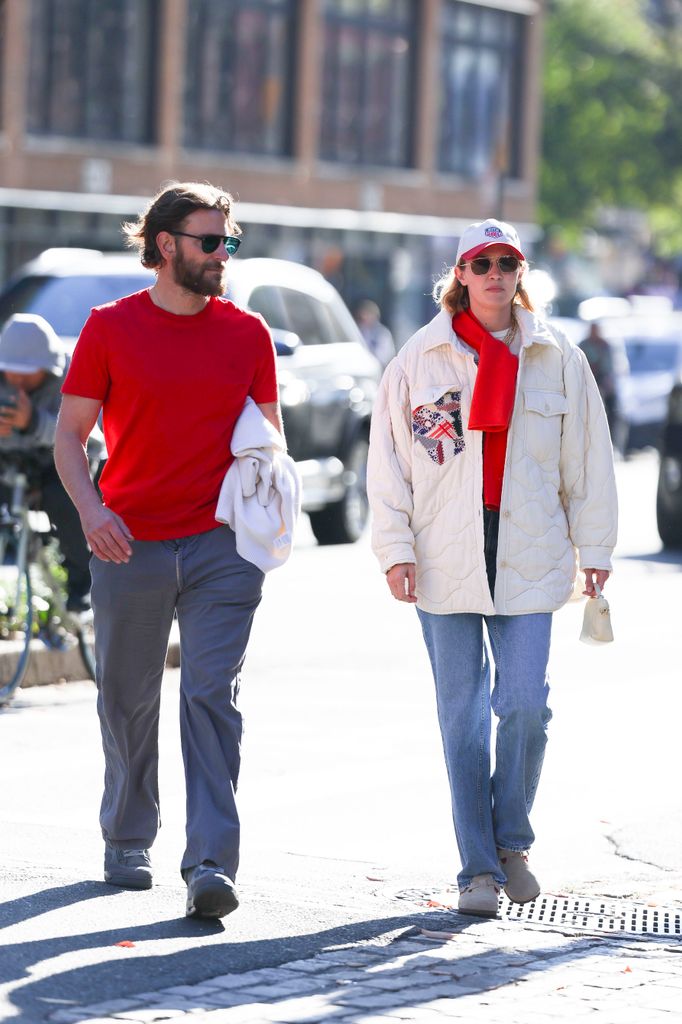 Gigi Hadid, junto a Bradley Cooper por Nueva York el 11 de noviembre de 2014.