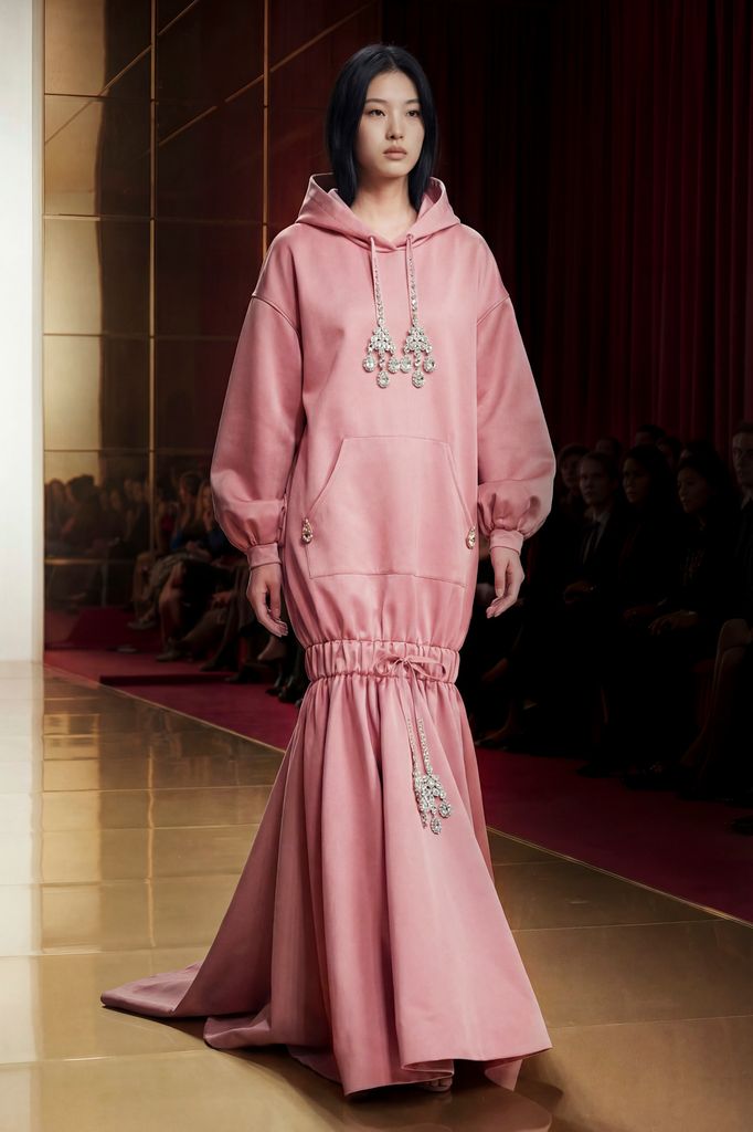 Sin vestidos físicos ni pasarela tradicional, Alexis Mabille presentó una colección creada con inteligencia artificial 