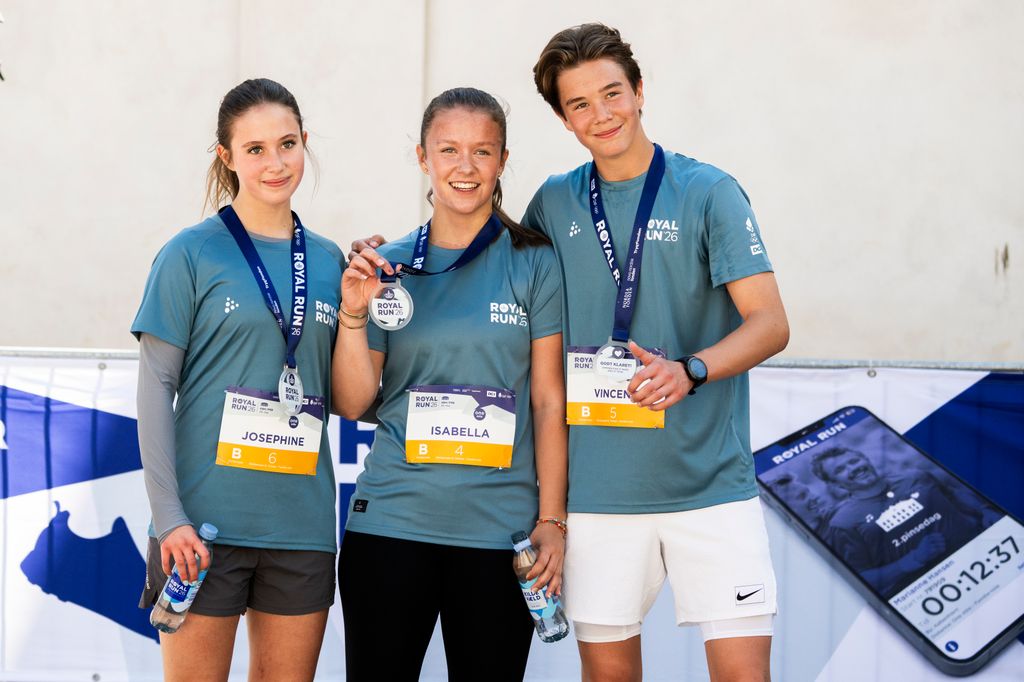 De izquierda a derecha, la princesa Josephine, la princesa Isabella y el príncipe Vincent durante la 'Royal Run'.