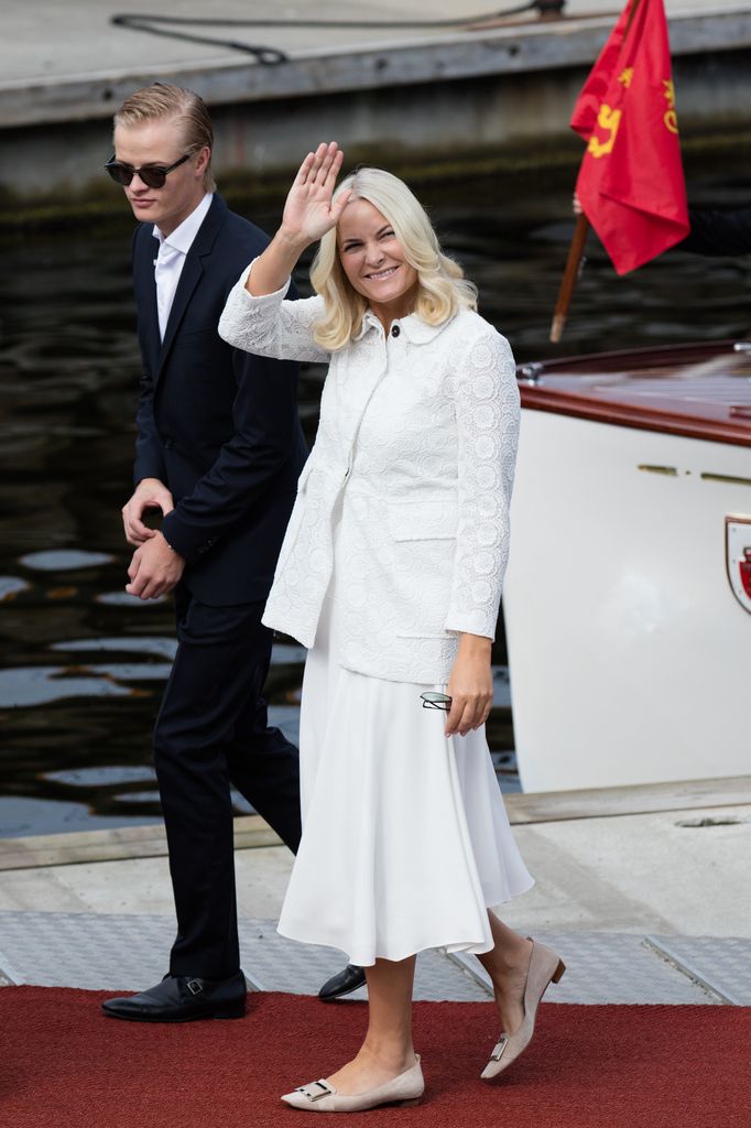 Plano entero de Princesa Mette-Marit de Noruega y Marius Borg de visita en un mercado de Ravnakloa