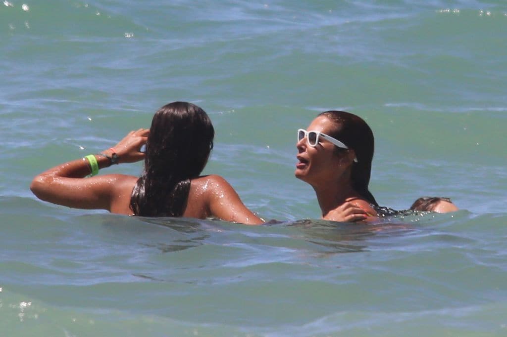Nuria Roca y su hija Olivia en una playa de Cádiz, 14 de agosto de 2024