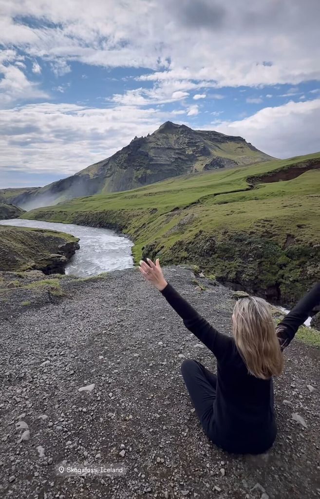 Karla de la Mora, esposa de Adal Ramones, disfruta de Islandia