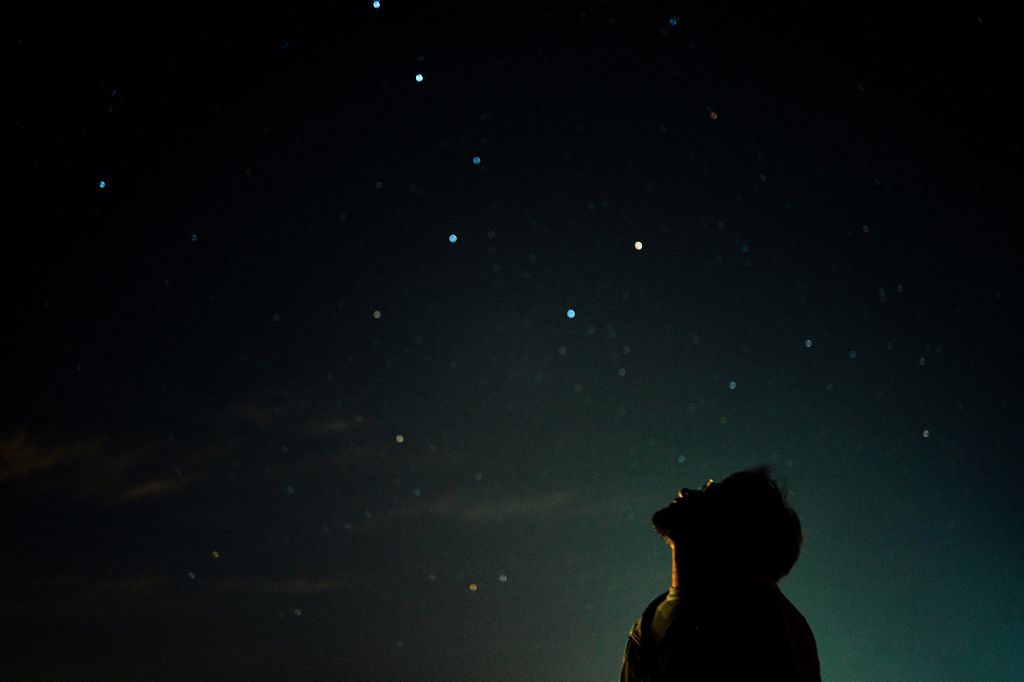 hombre mirando al firmamento estrellado