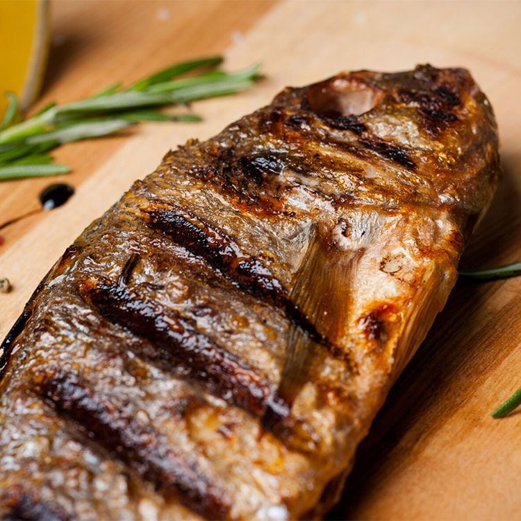 Dorada a la parrilla con romero y limón