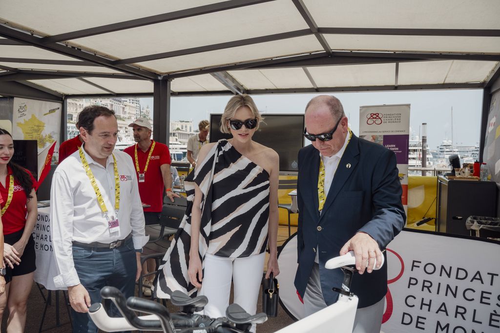 Alberto y Charlene de Mónaco en una etapa del tour de Francia el 21 de julio de 2024
