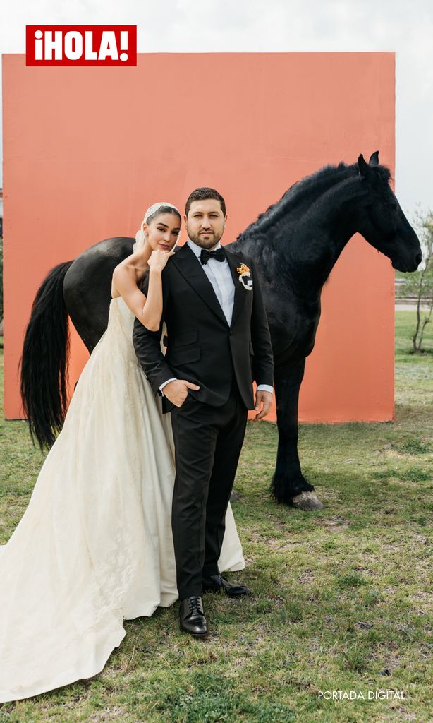Fotos: AGBA WEDDINGS | Vestido: Lorena Formoso | Pendientes y alianzas: Rabat | Makeup: Sisley | Flores: Granada