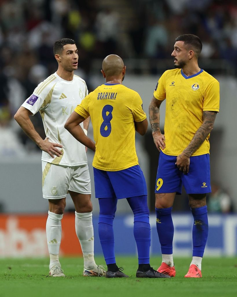 Plano medio de Cristiano Ronaldo hablando con otros jugadores durante un partido